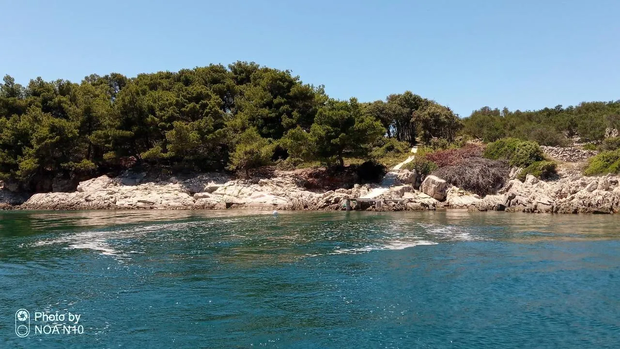 Isolated, 30M To Sea, Viktoria S Cottage 칼리 샬레