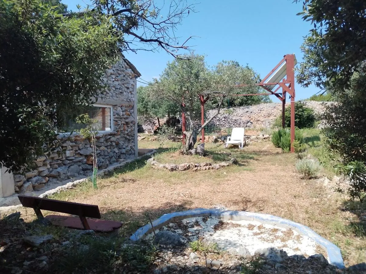 Isolated, 30M To Sea, Viktoria S Cottage 칼리 샬레